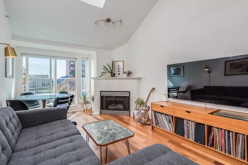 404 3939 HASTINGS STREET - photo 3 of 29