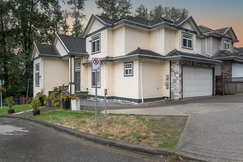 14490 67B AVENUE - photo 3 of 32