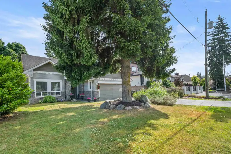 14262 71 AVENUE - photo 3 of 40