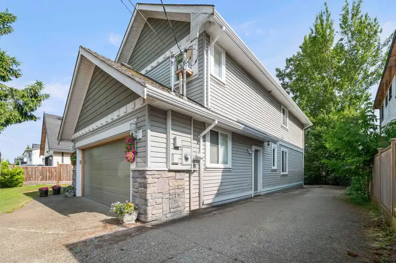 14262 71 AVENUE - photo 4 of 40
