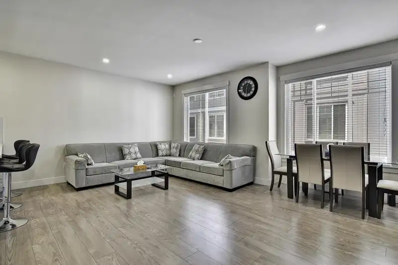 27 8033 166B STREET - photo 4 of 17