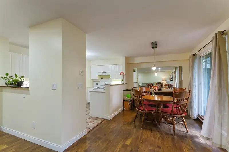 35 1561 BOOTH AVENUE - photo 4 of 12