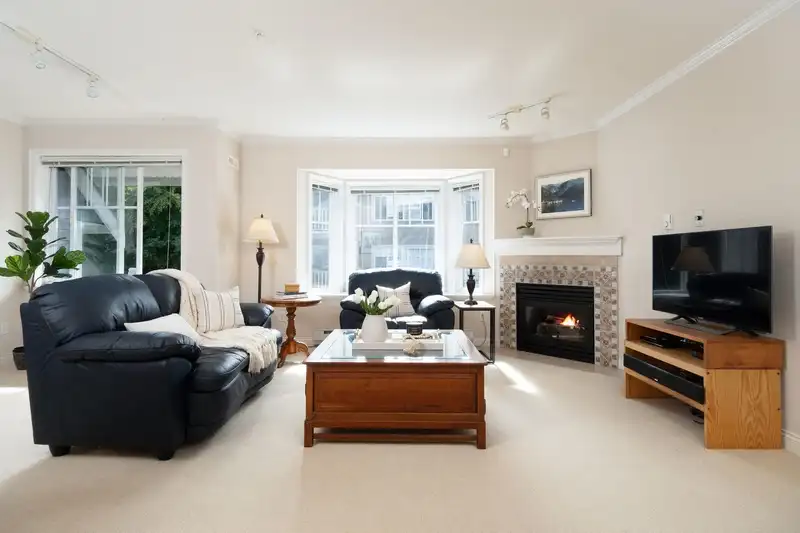 651 ST. ANDREWS AVENUE - photo 4 of 35