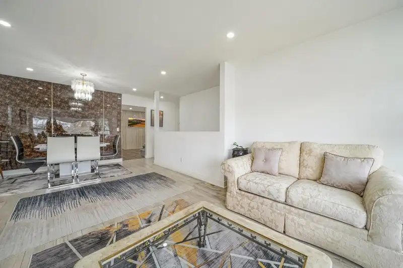 11866 98 AVENUE - photo 1 of 40
