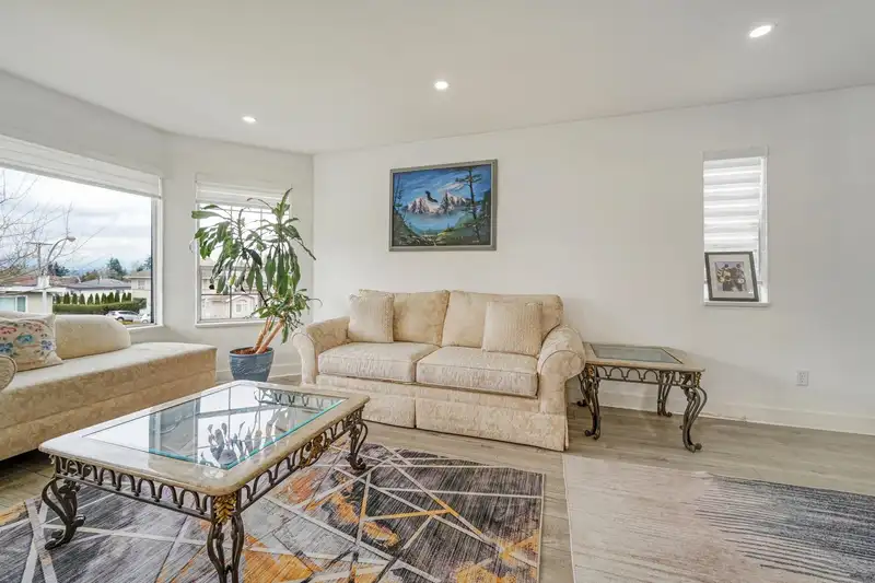 11866 98 AVENUE - photo 3 of 40