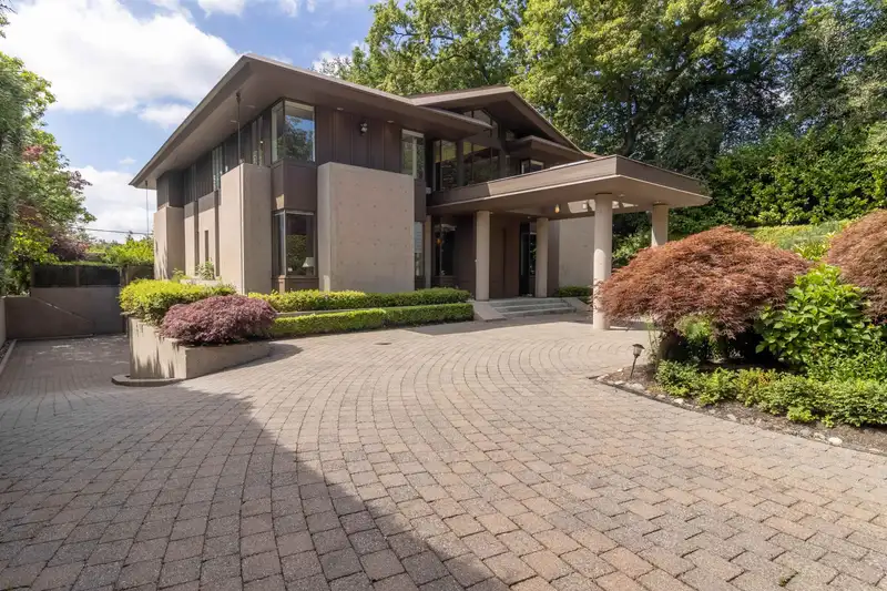 1178 LAURIER AVENUE - photo 1 of 32