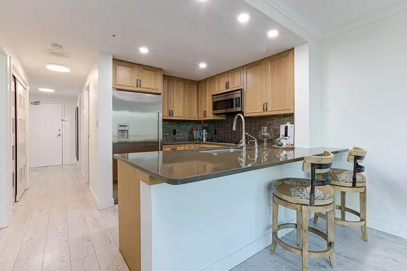 702 588 BROUGHTON STREET - photo 4 of 29