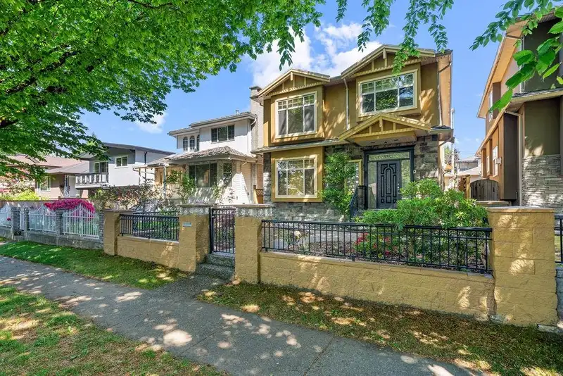 5388 SHERBROOKE STREET - photo 2 of 40