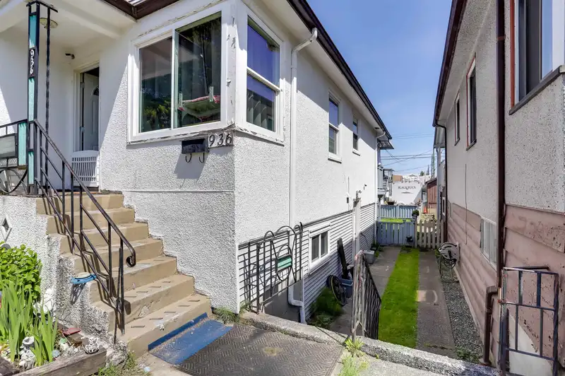936 NANAIMO STREET - photo 2 of 20