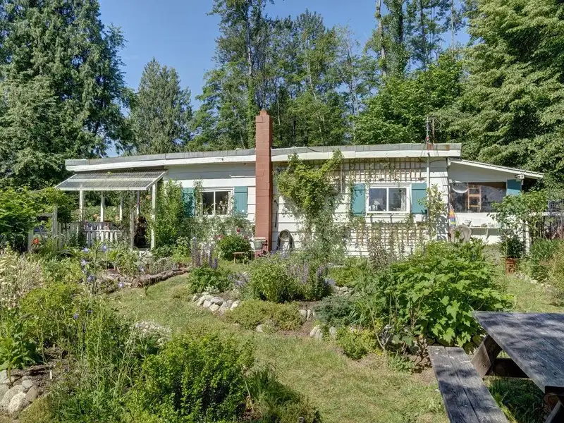 947 NORTH ROAD - photo 2 of 40