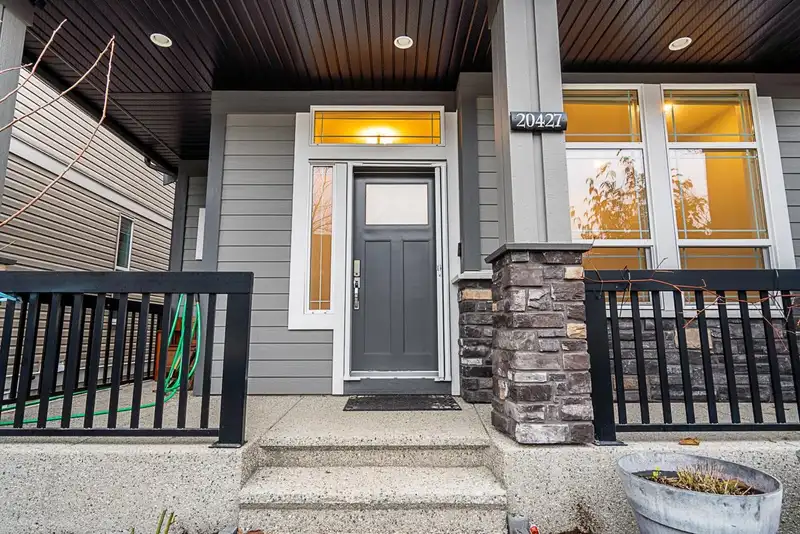 20427 83B AVENUE - photo 3 of 40