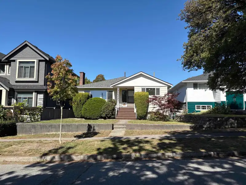 2717 WAVERLEY AVENUE - photo 2 of 40