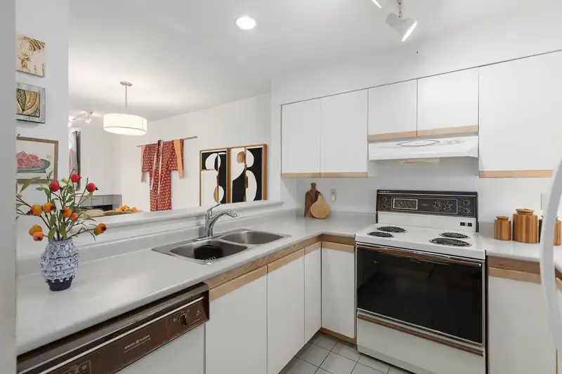 104 700 E PENDER STREET - photo 3 of 31