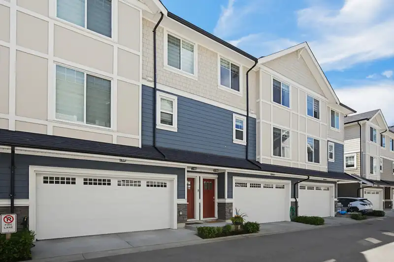 53 19501 74 AVENUE - photo 1 of 39