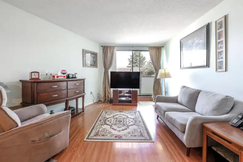205 665 E 6TH AVENUE - photo 4 of 40