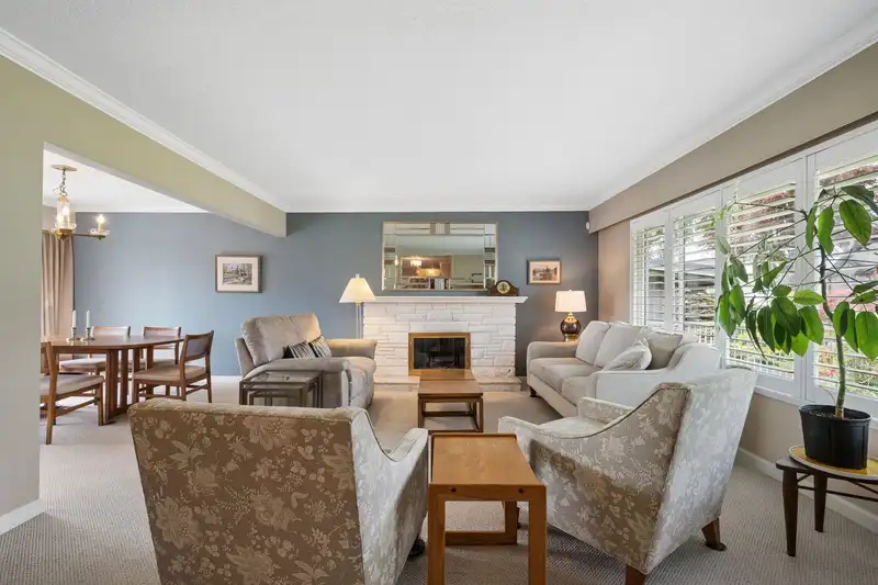 66 COURTNEY CRESCENT - photo 3 of 40