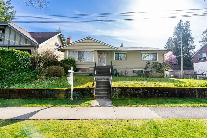 5240 EAST BOULEVARD - photo 2 of 40