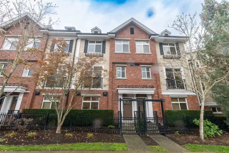 50 20738 84 AVENUE - photo 1 of 31