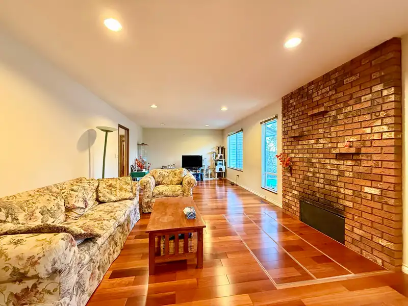18572 76 AVENUE - photo 2 of 20