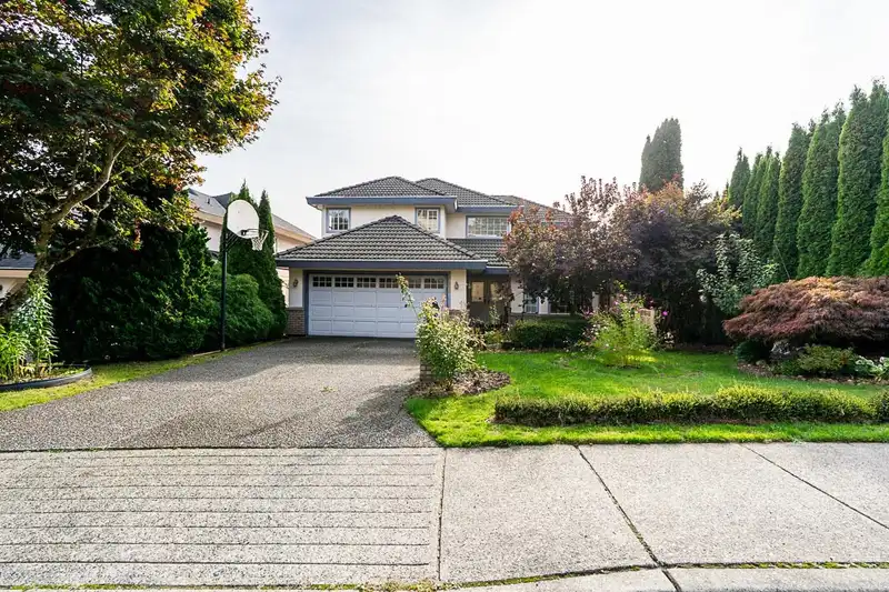 2980 CLIFFROSE CRESCENT - photo 1 of 40