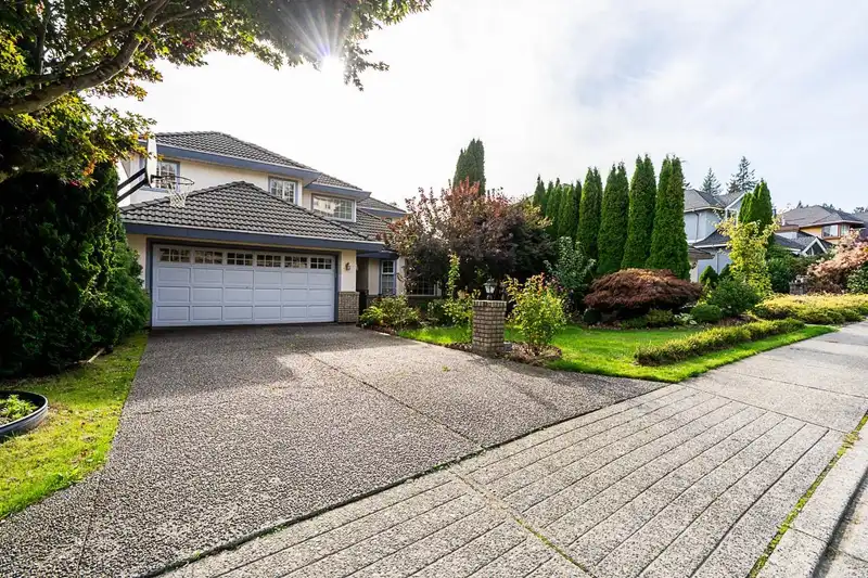 2980 CLIFFROSE CRESCENT - photo 2 of 40