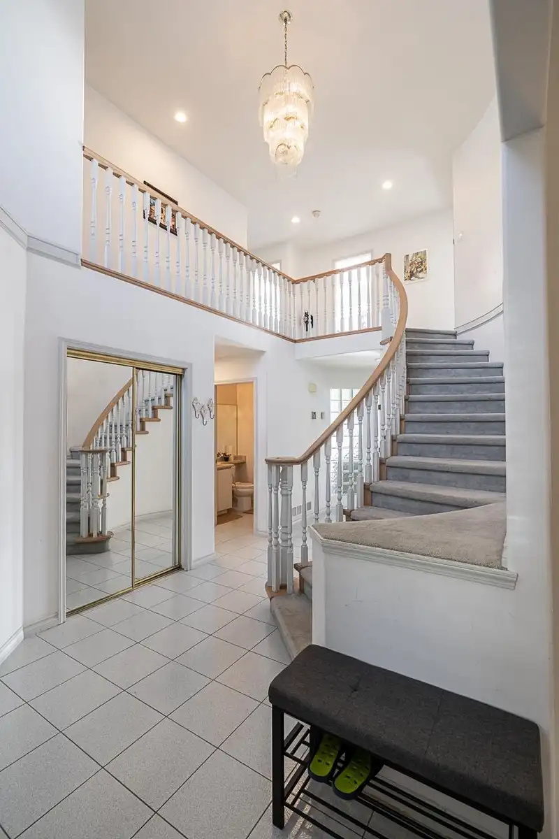 2980 CLIFFROSE CRESCENT - photo 4 of 40