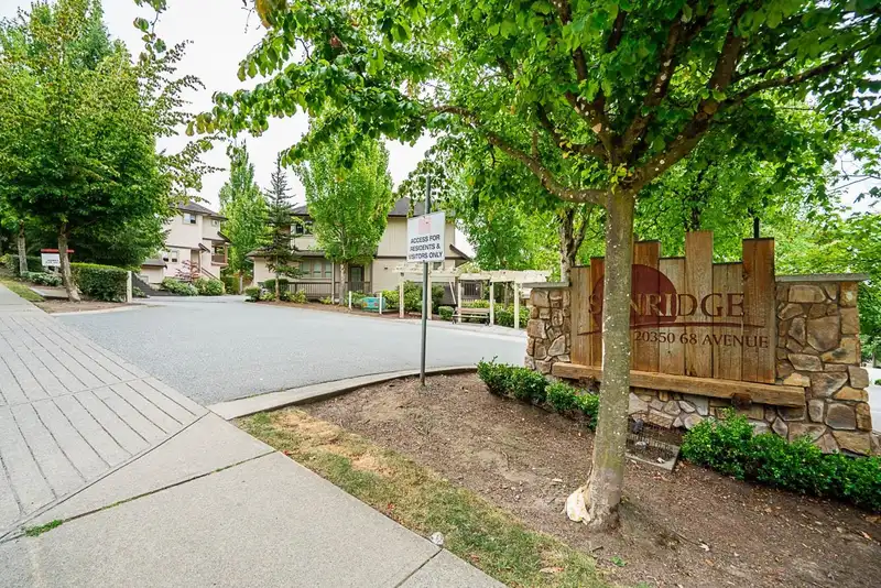 31 20350 68 AVENUE - photo 2 of 38