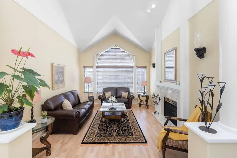 2905 CLIFFROSE CRESCENT - photo 3 of 40