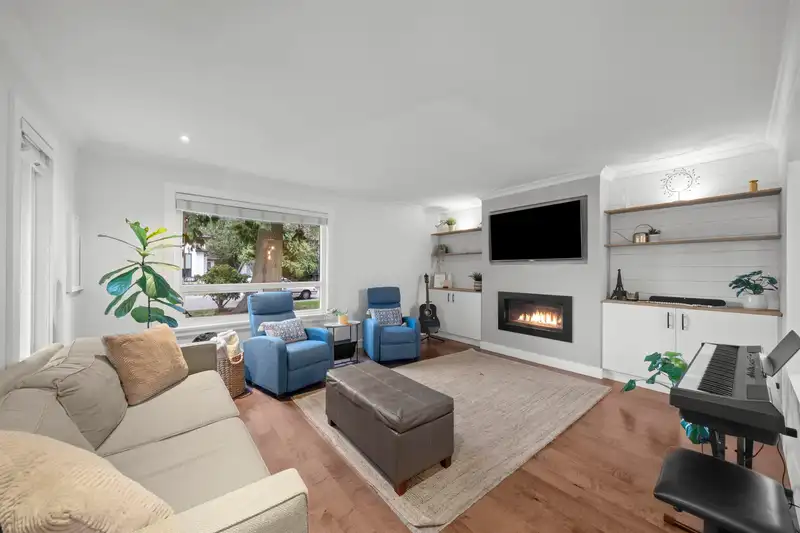 13507 15 AVENUE - photo 2 of 27