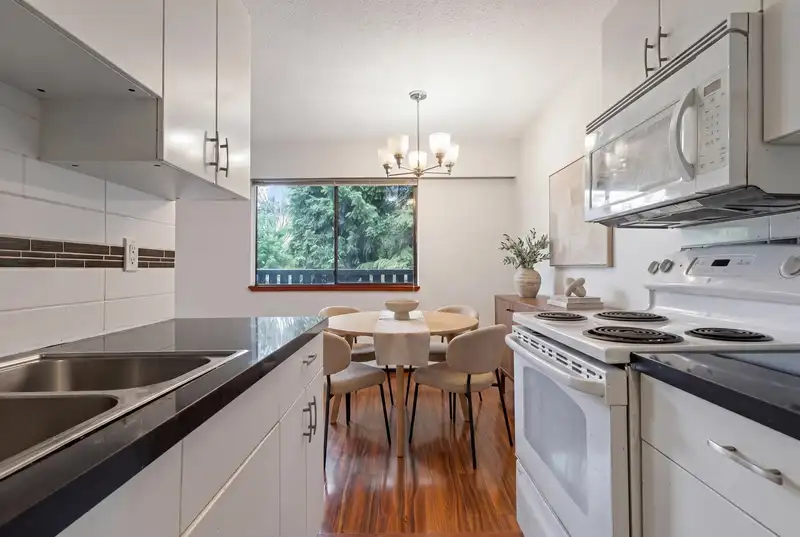 205 175 E 4TH STREET - photo 2 of 11