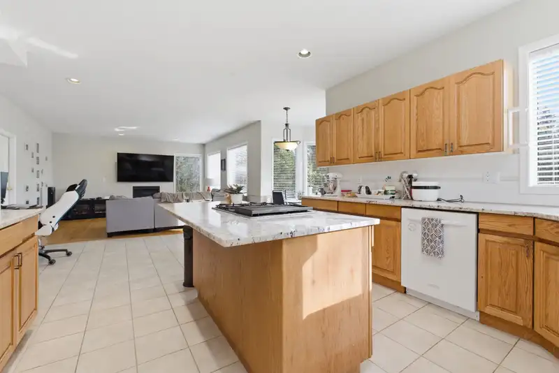 4570 MAYSFIELD CRESCENT - photo 4 of 40