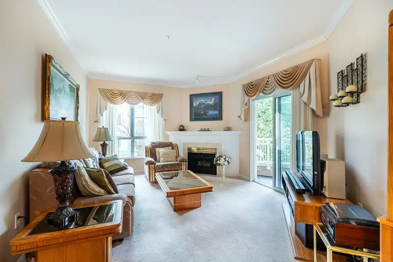 219 2985 PRINCESS CRESCENT - photo 4 of 40