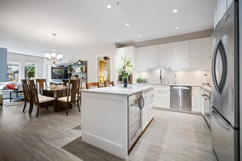 111 15360 20 AVENUE - photo 2 of 40