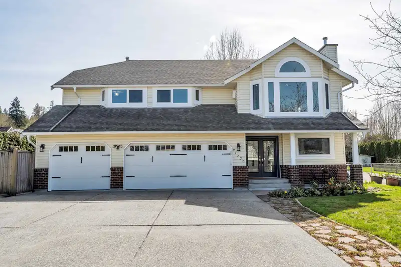 21720 50 AVENUE - photo 1 of 40