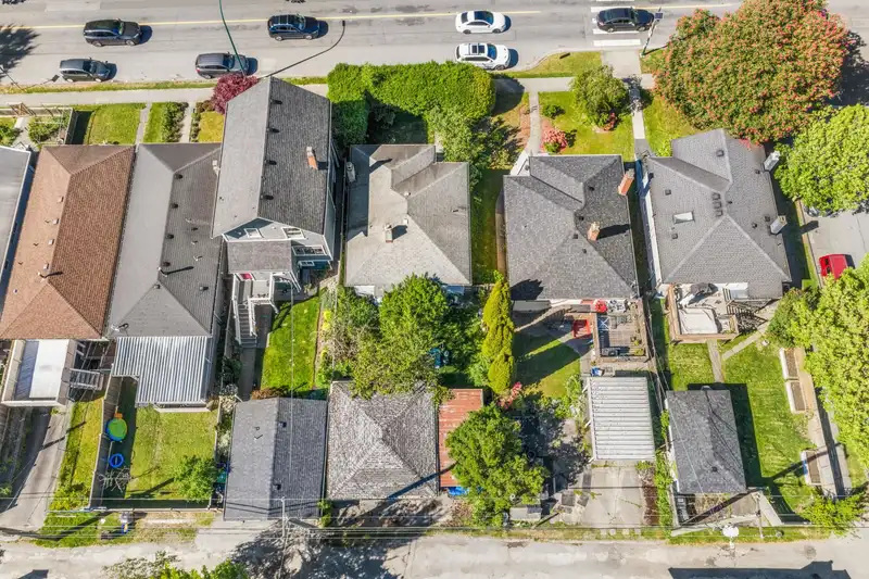 880 E 33RD AVENUE - photo 4 of 7