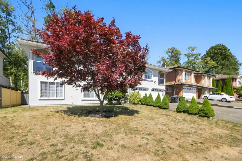 13755 93A AVENUE - photo 2 of 40