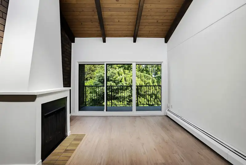 312 330 E 7TH AVENUE - photo 2 of 37
