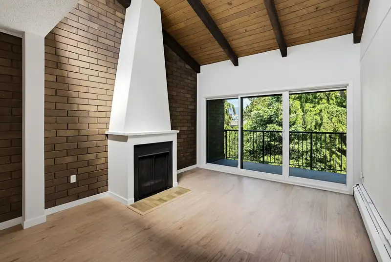 312 330 E 7TH AVENUE - photo 3 of 37