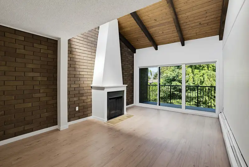312 330 E 7TH AVENUE - photo 4 of 37