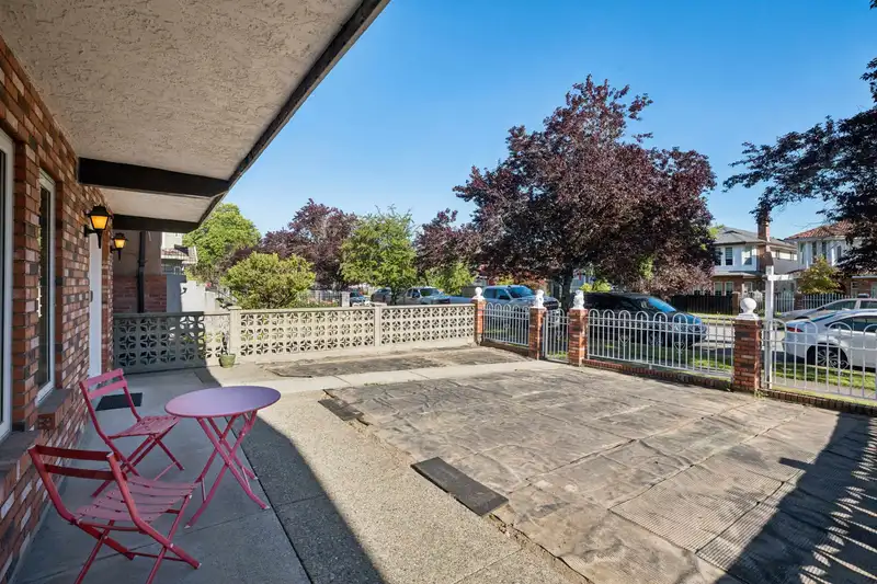2047 E 52ND AVENUE - photo 3 of 38
