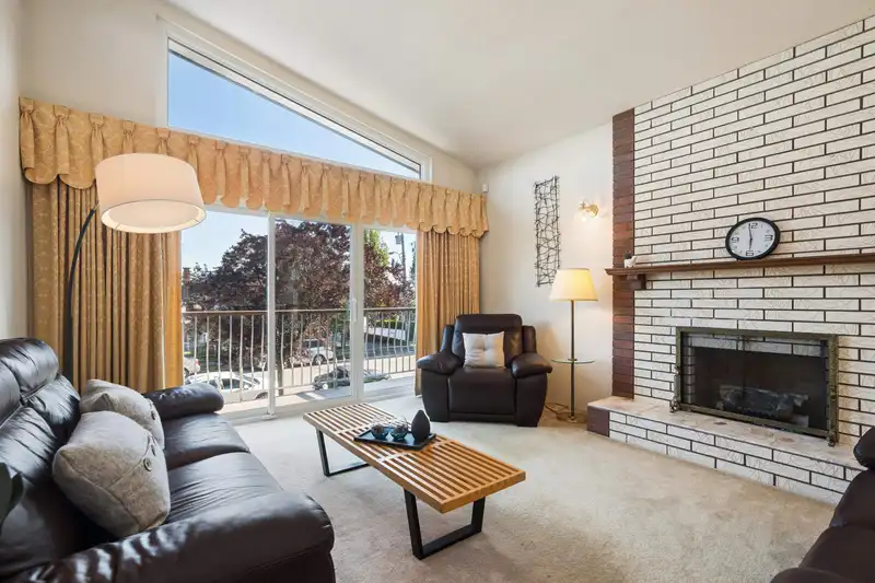 2047 E 52ND AVENUE - photo 4 of 38