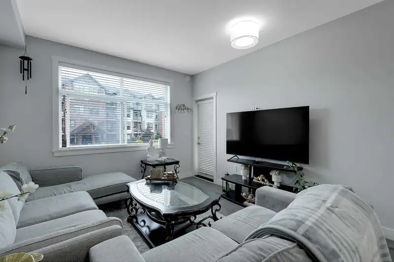 201 19940 BRYDON CRESCENT - photo 3 of 36