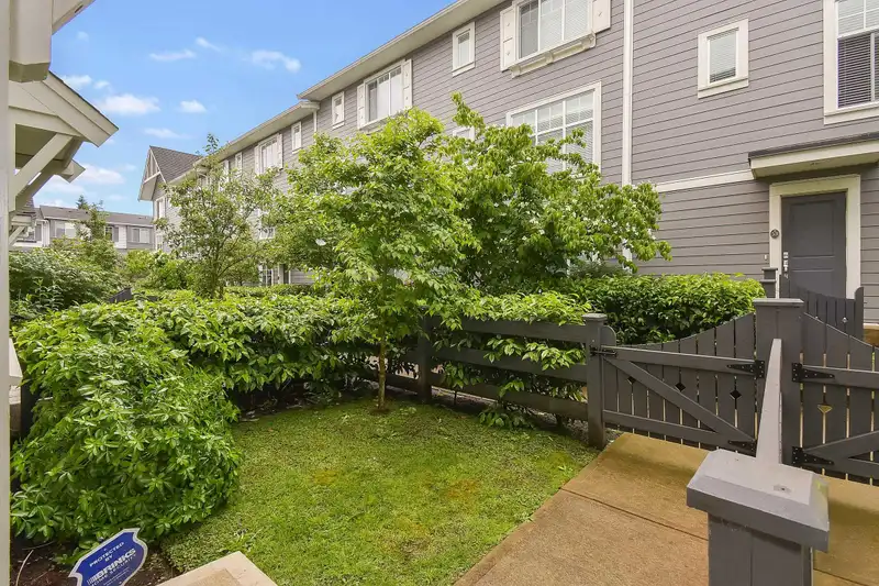 39 15850 85 AVENUE - photo 2 of 20
