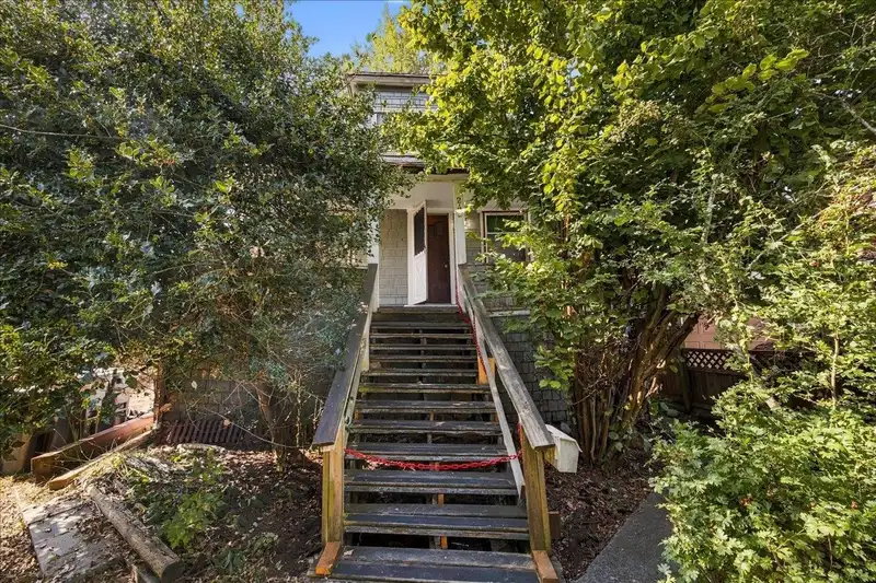 242 N BOYNE STREET - photo 2 of 34