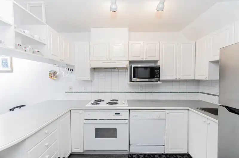 PH6 5723 BALSAM STREET - photo 4 of 35