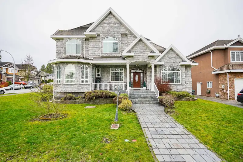 7811 148 STREET - photo 2 of 40