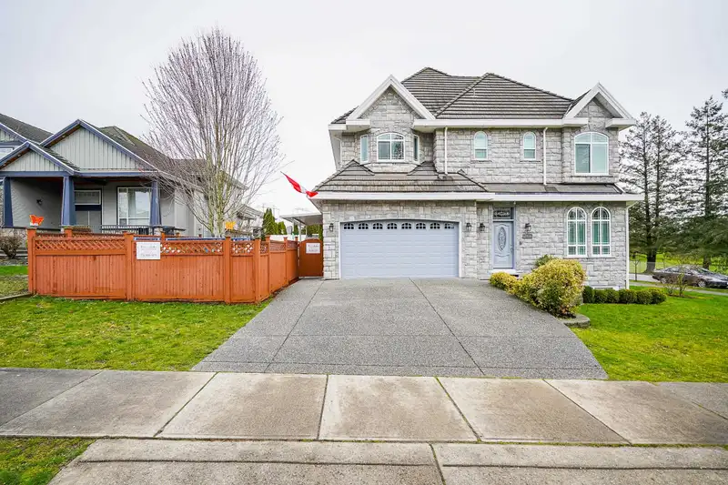 7811 148 STREET - photo 3 of 40