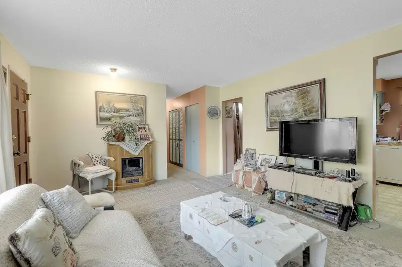 9002 BEN NEVIS CRESCENT - photo 3 of 22