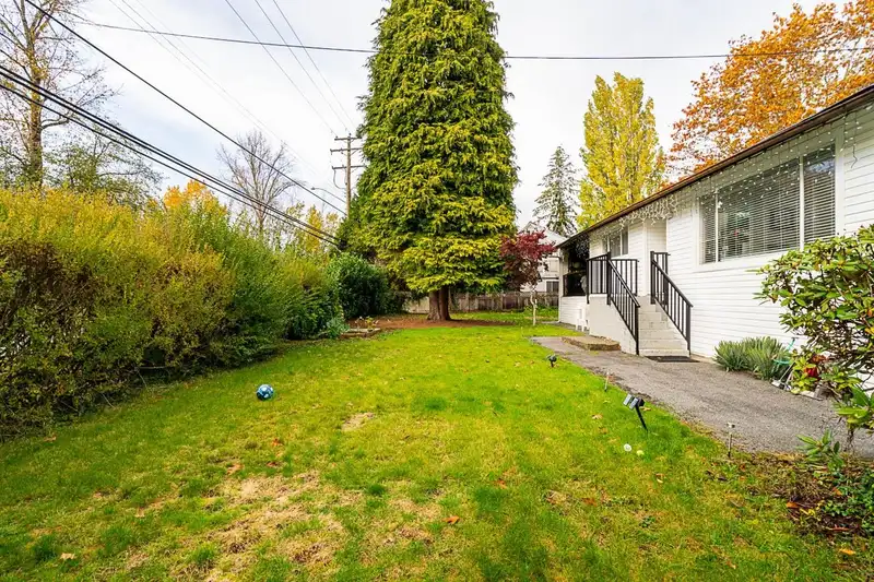 11205 78A AVENUE - photo 2 of 32