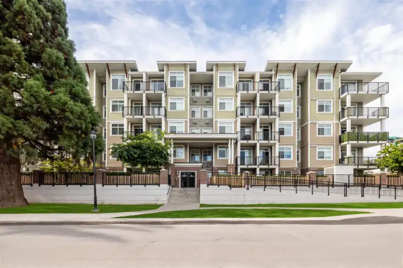 209 20686 EASTLEIGH CRESCENT - photo 1 of 24